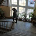 Upozorenje iz jedne zgrade u Novom Sadu viralno na mrežama! Svi gledaju šta piše na papiru i ne veruju: "Ulazite na sopstvenu…