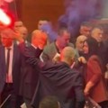 Blokiran albanski parlament: Opozicija palila baklje i zauzela govornicu, neki poslanici izbačeni iz sale (video)