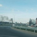 Požar na Ibarskoj magistrali: Vatra guta barake, vatrogasci gase buktinju (Foto sa lica mesta)