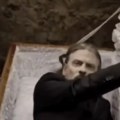 Srbin peva dok leži u mrtvačkom sanduku, izlazi i iz rake! Skandalozni spot zgrozio javnost u regionu: "Zar vam nije ništa…