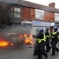 Više od 150 demonstranata uhapšeno u neredima, hitno zasedanje vladinog tima u Londonu