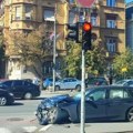 Saobraćajna nesreća u Kneza Miloša: Auto sleteo sa puta, prednji deo potpuno smrskan (foto)