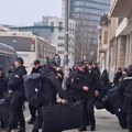 Policijske snage u Skupštini Novog Sada uoči izbora gradonačelnika: Građani policiju gađaju jajima