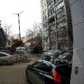 (Uznemirujući video) baka (80) prala prozore i skliznula sa šestog sprata Pala na parkirani automobil i preživela…