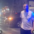 „A ti, kur*o mala…“: Muškarac tokom blokade kod Pravnog preti policiji, a onda i studentkinji koja sve snima, pa seda u crnu…