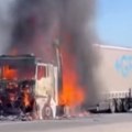 (Video) Dramatičan snimak sa ibarske: Kamion u plamenu, gust dim se vidi kilometrima - sudbina vozača nepoznata