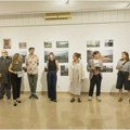U Savremenoj galeriji Zrenjanin otvorena izložba radova nastalih u okviru rada 70. saziva Umetničke kolonije Ečka Savremena…