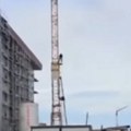 Drama u Aranđelovcu: Muškarac se popeo na kran i preti da će skočiti, pregovarači na terenu