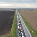 Kamion udario u portal iznad auto-puta i probio ogradu, kolaps ka Novom Sadu