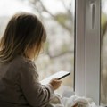 Zimske aktivnosti umesto ekrana: Kako ograničiti deci vreme pred uređajima tokom praznika?