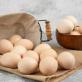 Svi greše kad proveravaju jaja! Ova 4 jednostavna testa odmah otkrivaju da li su sveža ili ih treba baciti, čaša sa vodom…