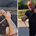 Најпознатији змијоловац у Србији извукао змију из мерцедеса: сакрила се у пластици, а онда је ставио на раме