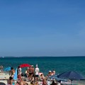(Foto) Panika na omiljenom letovalištu Srba: Otpadne vode se izlile u more u Grčkoj, zatvoren deo plaže, a turistima je ovo…