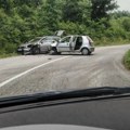 Teška saobraćajka kod Valjeva! Delovi automobila rasuti po putu!
