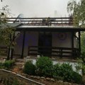 Grom udario u kuću kod Prokuplja, izgoreo krov! Dramatične scene u selu Končić nakon kratkotrajnog nevremena: Vatrogasci u…