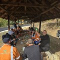 Dok se asfaltira put do manastira, Saško okrenuo prase za radnike