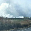 (Foto) Ogroman požar guta deponiju, stvara se dimna zavesa na putu! Dramatično u Negotinu: Vatra i dim idu i do 20 metara u…