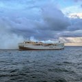 Udari vetra u Severnom moru otežavaju odvlačenje teretnog broda na kojem su goreli automobili
