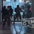 Prvi snimci pucnjave u Americi na Badnje veče: Ispaljeni hici u krcatom tržnom centru, ima i mrtvih (video)