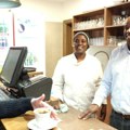 Tito iz Zimbabvea i Jovanka Južnoafrikanka služe goste na Rajcu, ona kuva sarmu a on vruću rakiju