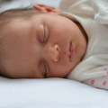 Neke bebe spavaju lošije kad je njihova majka u blizini
