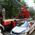 Dramatična intervencija kod srbobrana: Vatrogasci sekli vozilo da izvuku povređenu ženu iz prevrnute olupine! (video)
