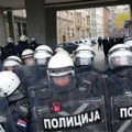 Haos ispred Skupštine grada Novog Sada: Demonstranti upadaju u zgradu, guraju se sa policijom: Raspravlja se o smeni…