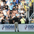 Proključalo na jošanici - navijači se potukli! Poljaci probili kavez, Pazarac preskočio ogradu i nastao je haos!