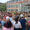 Protest u OŠ „Pavle Savić“: Direktor se zaključao u WC, pa u pratnji policije napustio školu (VIDEO)
