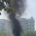 (Video) Požar na Novom Beogradu: Vatra guta automobil, gusti dim se širi blokovima