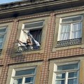 Baba sa šalovima Porta napravila haos sa balkona: Divljala zbog kortea Delija, pa dobila žestok odgovor