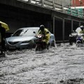 Ljudi bežali na krovove, bujice uništavale kuće Broje se mrtvi nakon razornih poplava na Tajlandu