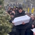 (Video) Otac drži mali kovčeg i ljuljuška ga: Potresan snimak, grobljem odzvanjali jecaji, njegova supruga Marija i dvoje dece…
