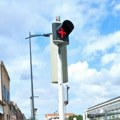 Ако видите црвени крст на семафору - ево шта морате да урадите