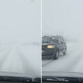 Sneg paralisao saobraćaj na istoku Srbije: Put Zaječar-Paraćin potpuno zavejan (foto)