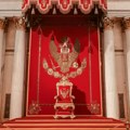 ​Priveden posetilac koji je sedeo na Velikom carskom tronu u Ermitažu