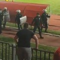 Strašne scene u Kragujevcu, navijači uleteli na teren i napali igrače Radničkog VIDEO