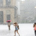 (Foto) Vetar čupao drveće, gromovi parali nebo, a ovako jaka kiša se retko viđa! Stravično nevreme pogodilo Milano nakon…