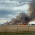 Veliki požar bukti kod Beške! Od crnog dima ne vidi se prst pred okom (video)