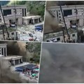 Zastrašujući trenutak udara! Bujica uništava masivnu zgradu, nosi ljude poput mrava! Sve nestaje u deliću sekunde! Broj mrtvih…