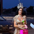 Slađa Poršelina prva stigla u "Elitu 10": Zablistala u izazovnom izdanju, kruna na glavi i pokloni u rukama (foto)