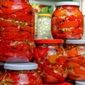 Da li se ove godine više isplati praviti zimnicu ili kupiti gotovu? Ovo menja celu računicu - Evo koliko vas košta 10 tegli…