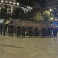 SNS-ova "crna kutija" ukrašena nalepnicama "Studenti pobeđuju": Policajci čuvaju naprednjačku propagandnu instalaciju FOTO…
