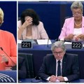Šta se to dešava dok ursula drži govor: Čudna scena u parlamentu EU, sa govornice šalje skrivene poruke? (video)