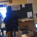 Učenica gađala nastavnicu stolicom u glavu! Snimak jezivog nasilja u školi zgrozio sve: Žena pada na pod, đaci počinju da…