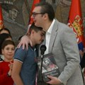 "Za uspomenu na susret sa decom sa KiM" Vučić od mališana iz Žerovnice kod Zvečana dobio na poklon knjigu sa posvetom…