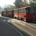 "Smartom" blokirao 8 tramvaja: Bahati Beograđanin se parkirao na šinama, građani besni (foto)