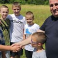 Dragiša poveo unuke da upoznaju Radoja zbog kog plače Srbija: Dečak nije slutio šta će dobiti