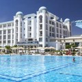 Na samo par minuta šetnje od centra: Na prelepoj peščanoj plaži, hotel iz vrlo poznatog svetskog lanca