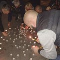 Kragujevčani na Đačkom trgu odaju poštu žrtvama novosadske tragedije (FOTO)